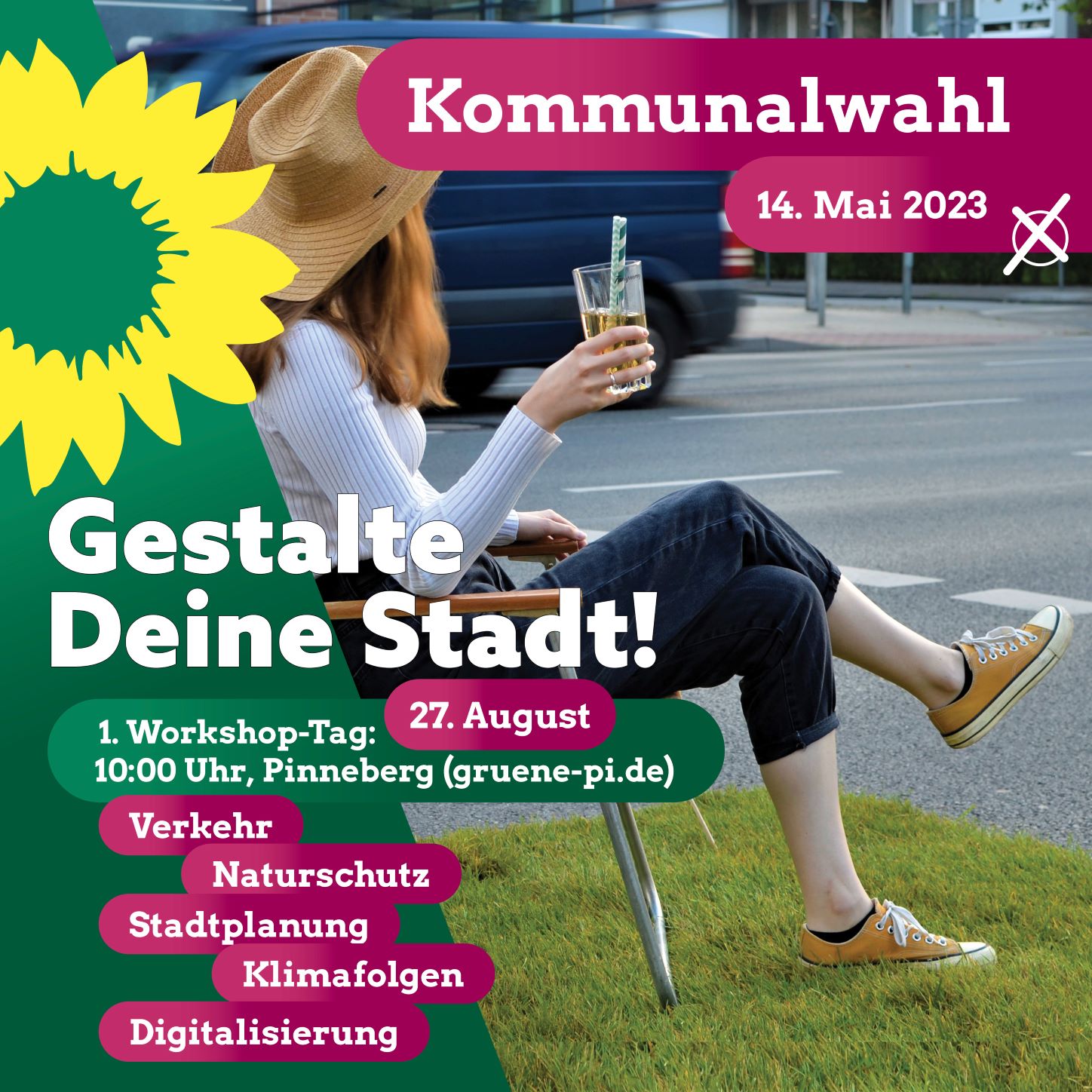 Bild von einer jungen Frau, die mit einem Sonnenhut auf dem Kopf und einem Getränk in der Hand auf einem Klappstuhl auf einer Rollrasenfläche sitzt, die auf einer Hauptstraße ausgelegt wurde. Darauf der Text: „Kommunalwahl 14. Mai 2023: Gestalte Deine Stadt! 1. Workshoptag: 27. August, 10 Uhr, Pinneberg, gruene-pi.de, Verkehr, Naturschutz, Stadtplanung, Klimafolgen, Digitalisierung.“ Oben links die gelbe Sonnenblume der Grünen.