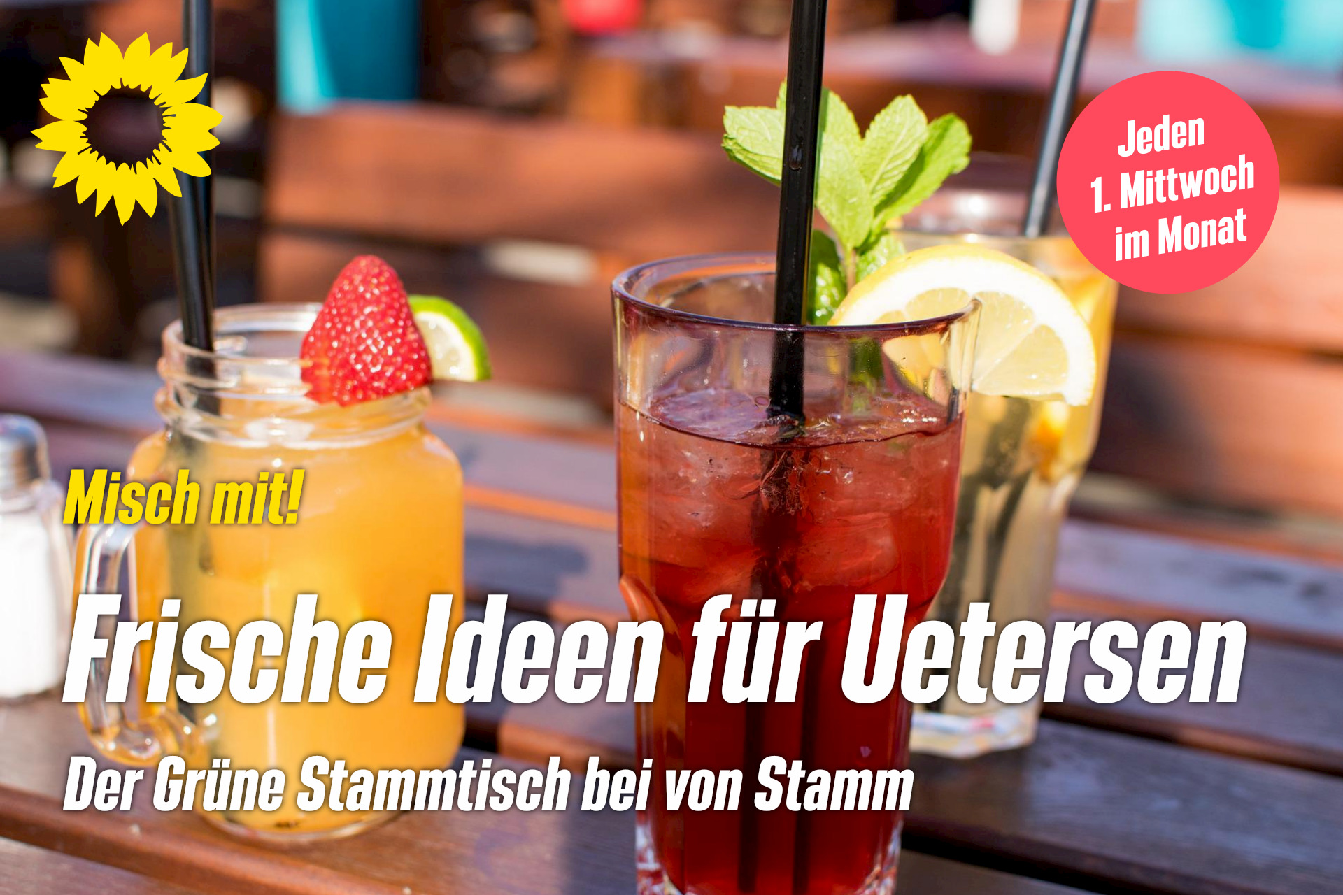 Foto von zwei bunten Cocktails auf einem Holztisch. Darauf der Text: "Frische Ideen für Uetersen. Der Grüne Stammtisch bei von Stamm." Oben links die gelbe Sonnenblume der Grünen.